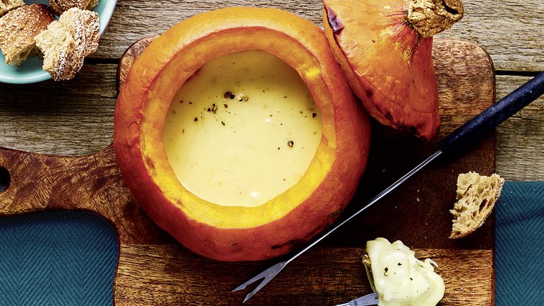 Fondue au fromage dans une courge