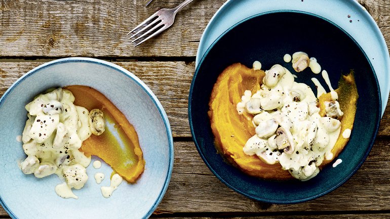 Émincé de poulet aux champignons de paris et sauce à la crème avec une purée de courges