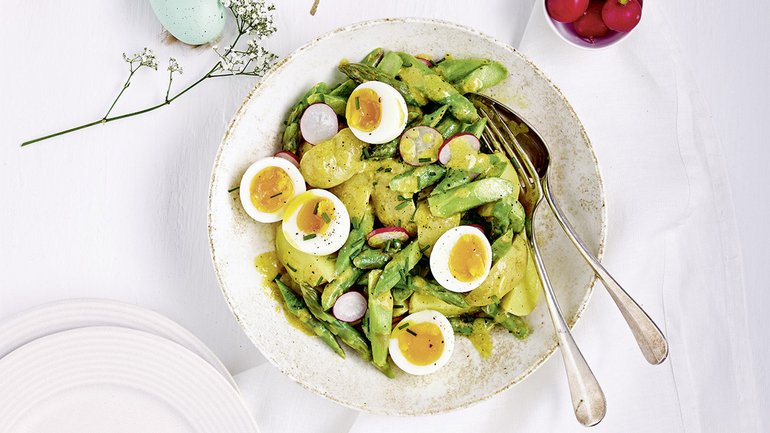 Spargel-Kartoffelsalat mit wachsweichen Eiern